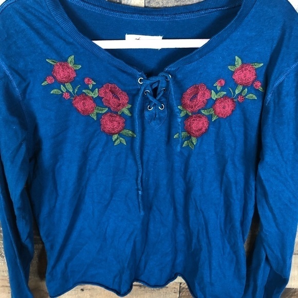 Hollister embroidered top‎ - Picture 2 of 6